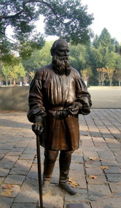 公園景區銅雕《戰爭與和平》作家著(zhù)名西方文學(xué)名人托爾斯雕塑