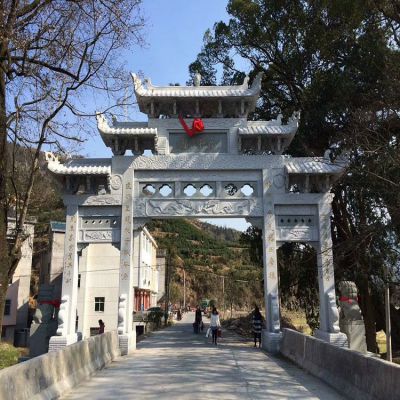 村口石牌坊，三間四柱石雕牌樓