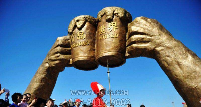 戶(hù)外大型喝酒碰杯景觀(guān)不銹鋼仿銅酒文化雕塑