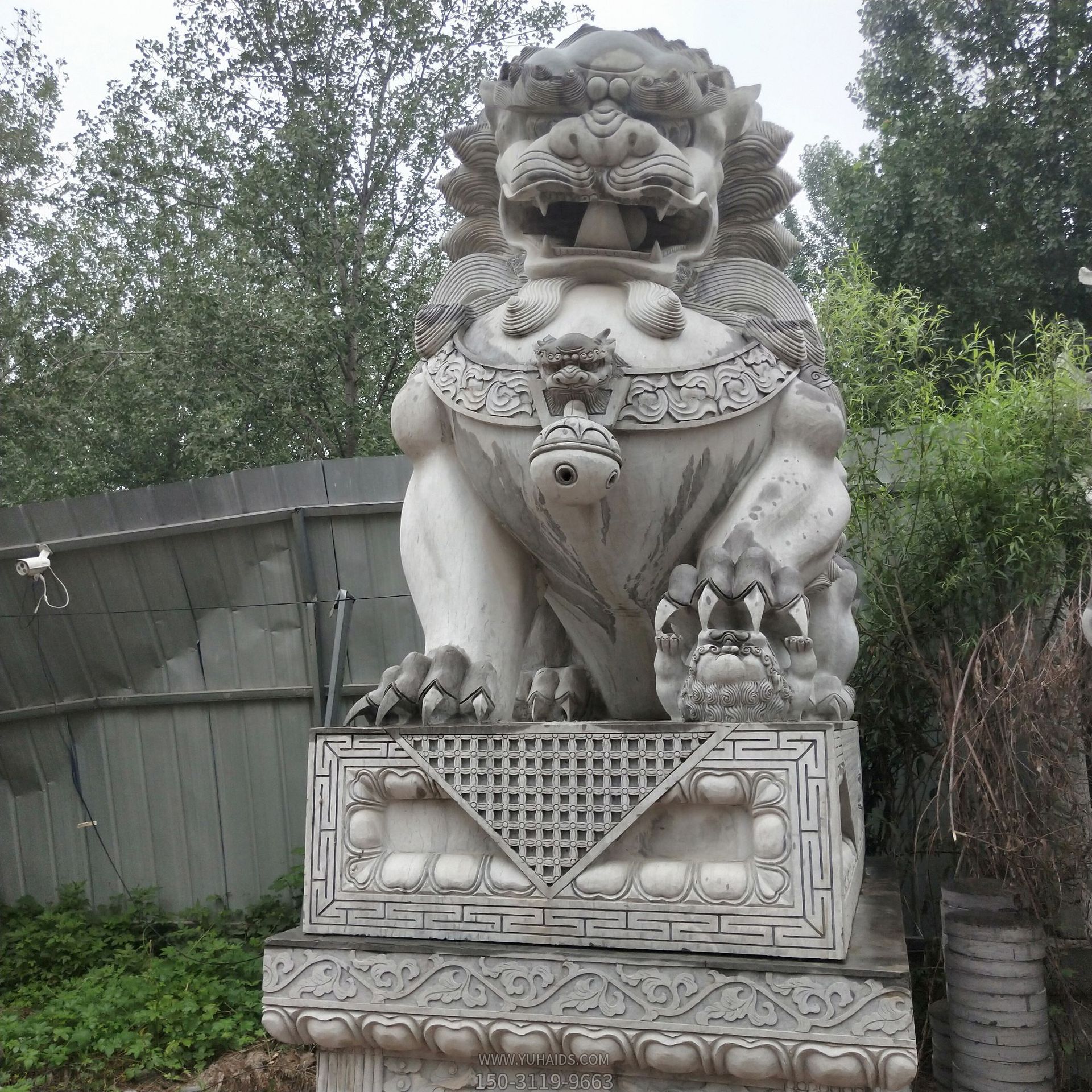 公園創(chuàng )意大型大理石石雕獅子雕塑