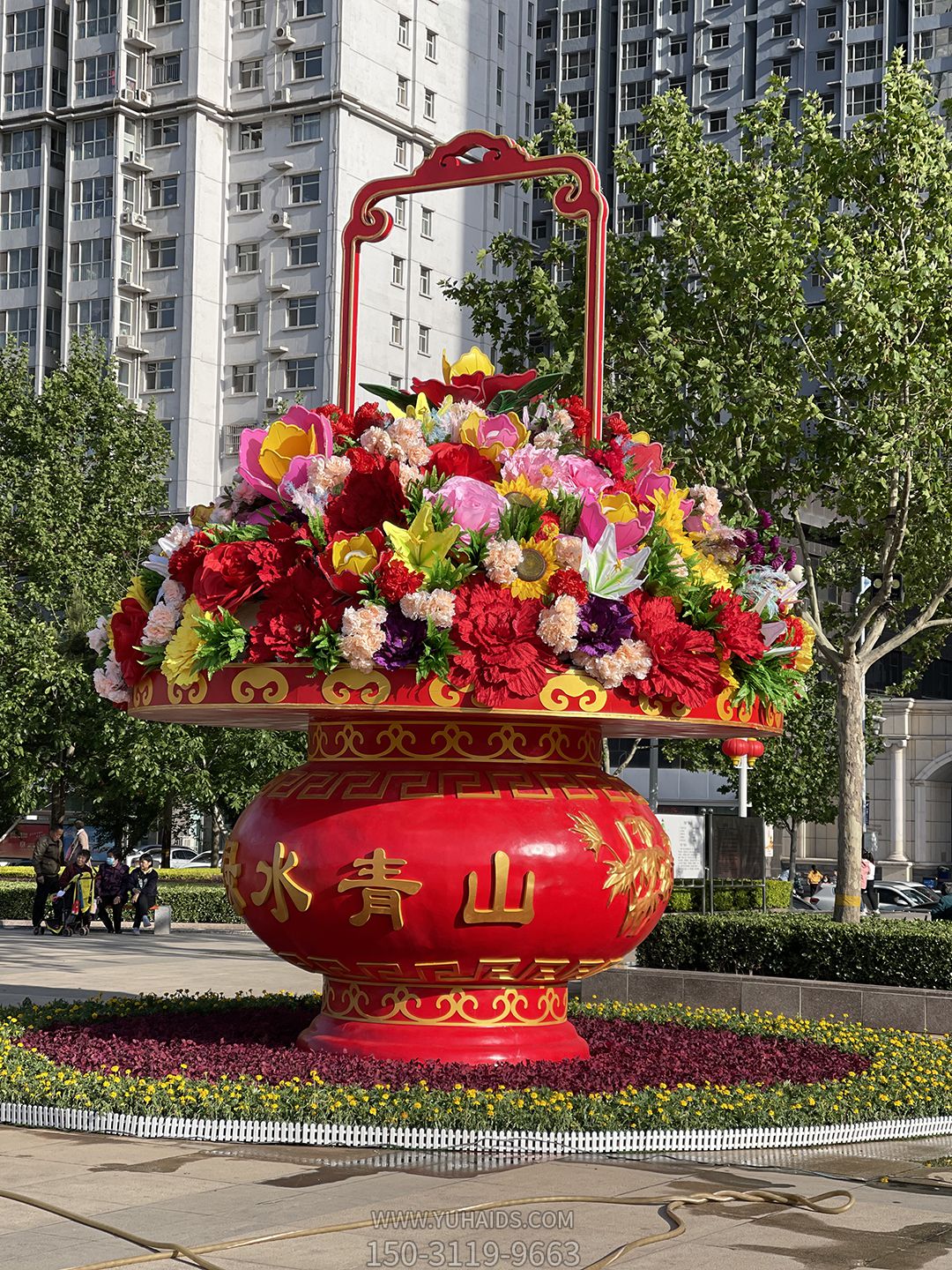 景區廣場(chǎng)大型景觀(guān)裝飾品玻璃鋼彩繪國慶大花籃雕塑