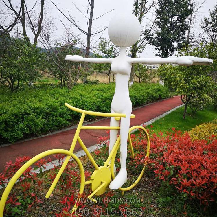 公園草叢擺放玻璃鋼抽象騎車(chē)人物雕塑