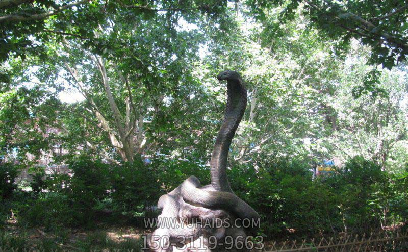 公園里擺放的站立的青石石雕創(chuàng )意蛇雕塑
