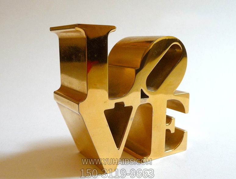 商場(chǎng)里擺放的金色的不銹鋼創(chuàng )意LOVE雕塑