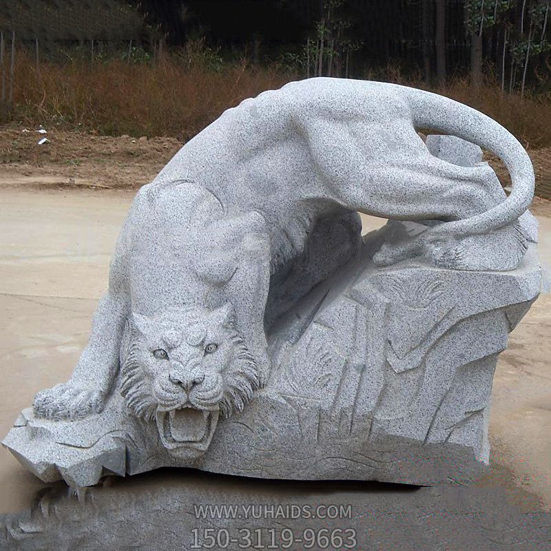 公園里擺放的青石石雕創(chuàng )意虎雕塑