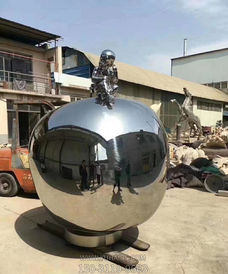 不銹鋼鏡面小朋友坐著(zhù)上面的球體雕塑
