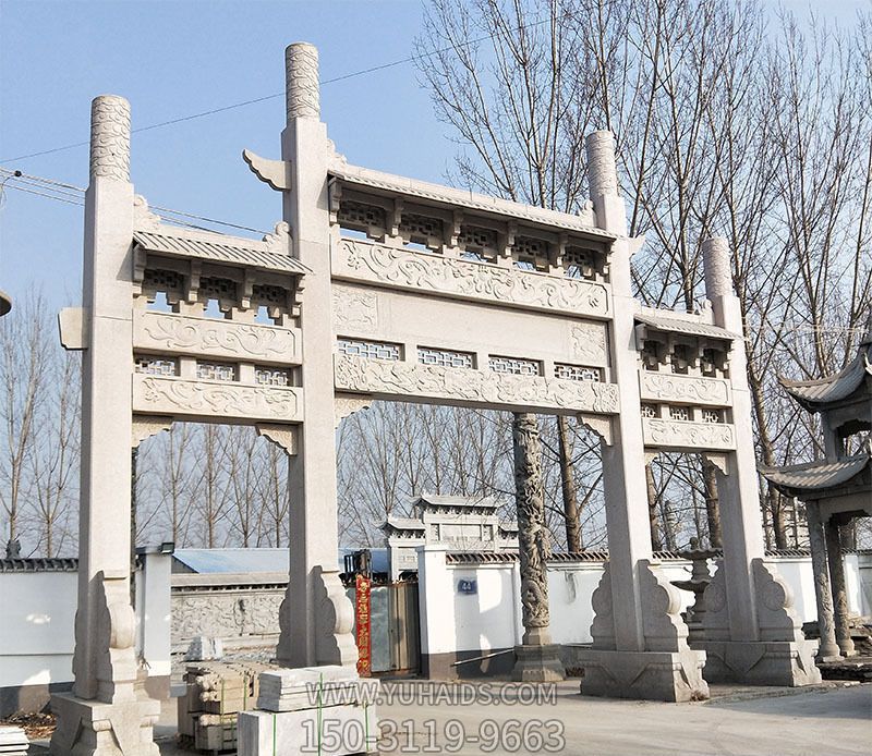 新農村口擺放三門(mén)石牌坊石雕雕塑