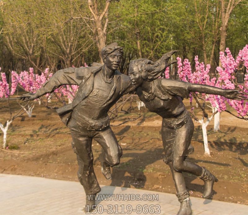 公園戶(hù)外游玩的銅雕情侶雕塑