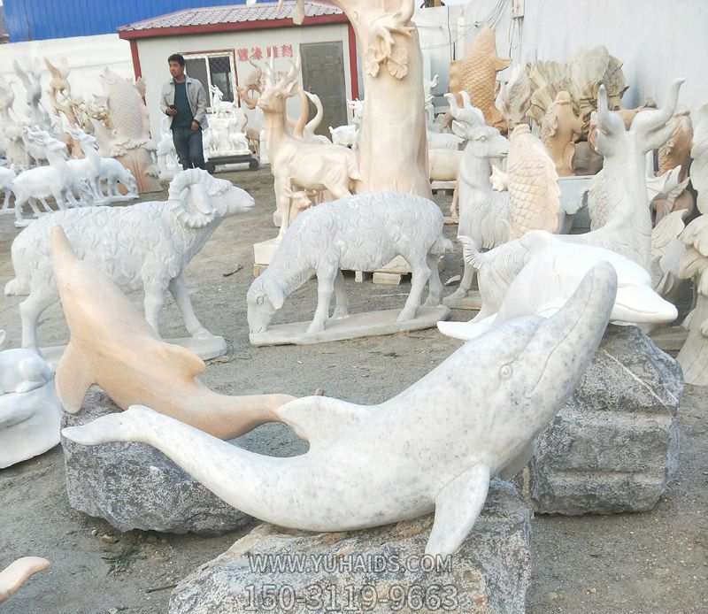 動(dòng)物園一只趴著(zhù)的石雕海豚雕塑