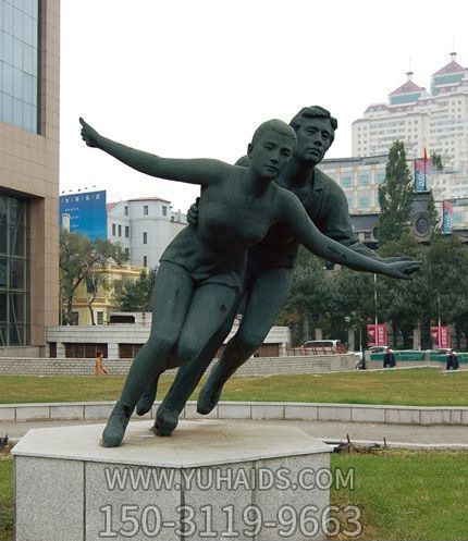 商場(chǎng)戶(hù)外擺放雙人滑冰人物玻璃鋼做舊仿銅雕塑