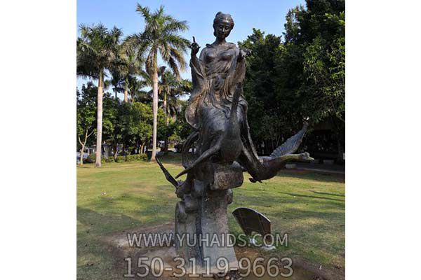 仙鶴雕塑-公園創(chuàng  )意不銹鋼仿銅女人坐著(zhù)鶴雕塑