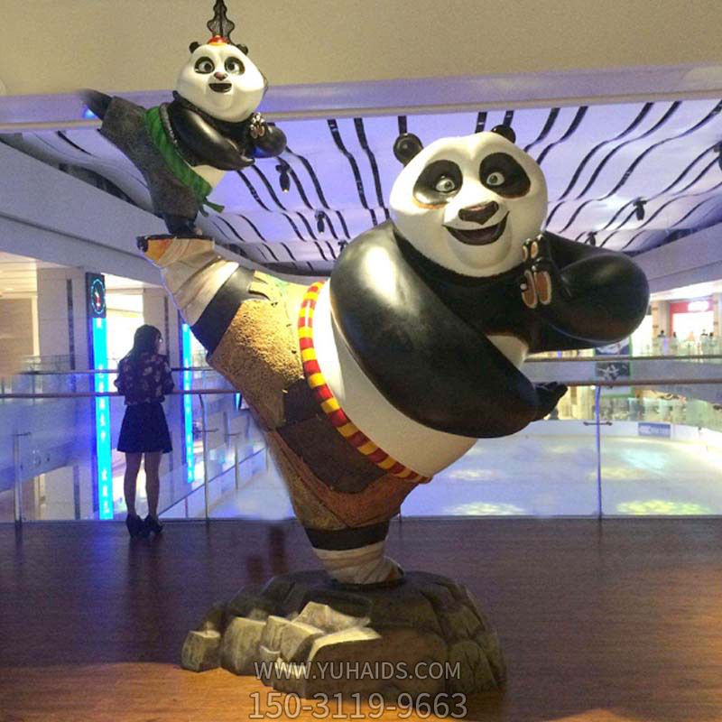 在影院商場(chǎng)門(mén)口擺放卡通功夫熊貓玻璃鋼雕塑