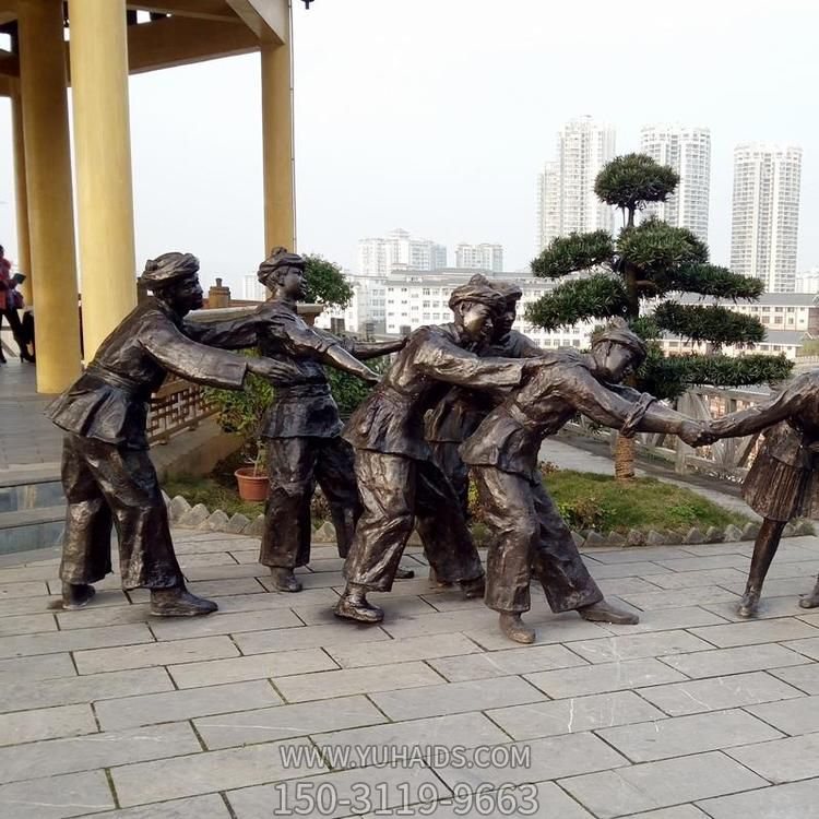 戶(hù)外做游戲的人物雕塑