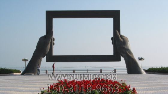 海邊景區廣場(chǎng)擺放手捉畫(huà)框做舊手型青銅雕塑