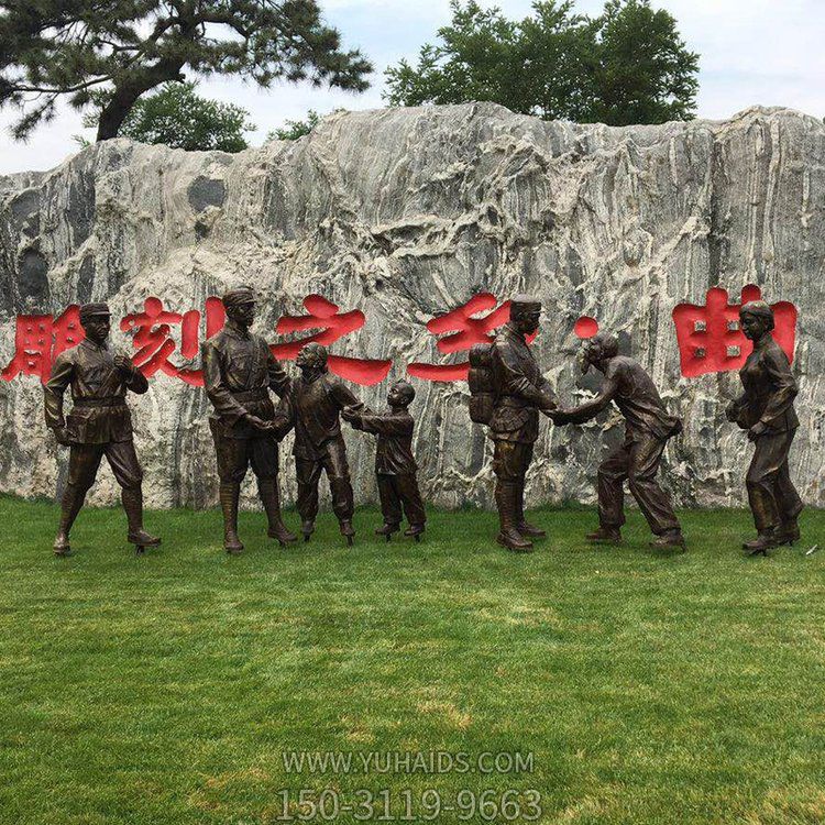 玻璃鋼仿銅人物，八路軍和鄉親握手的景觀(guān)擺件雕塑