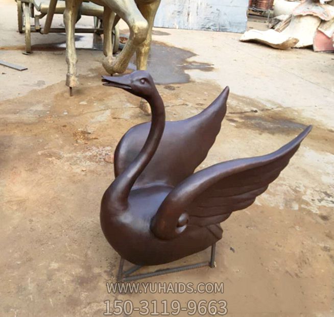 路邊銅鑄創(chuàng )意飛翔天鵝雕塑