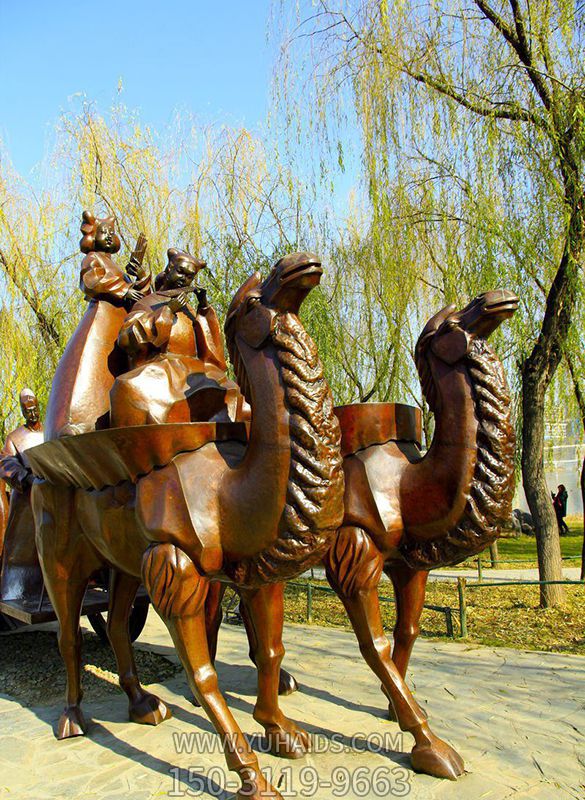 公園倫理擺放的兩只馱著(zhù)小孩的玻璃鋼創(chuàng )意駱駝雕塑