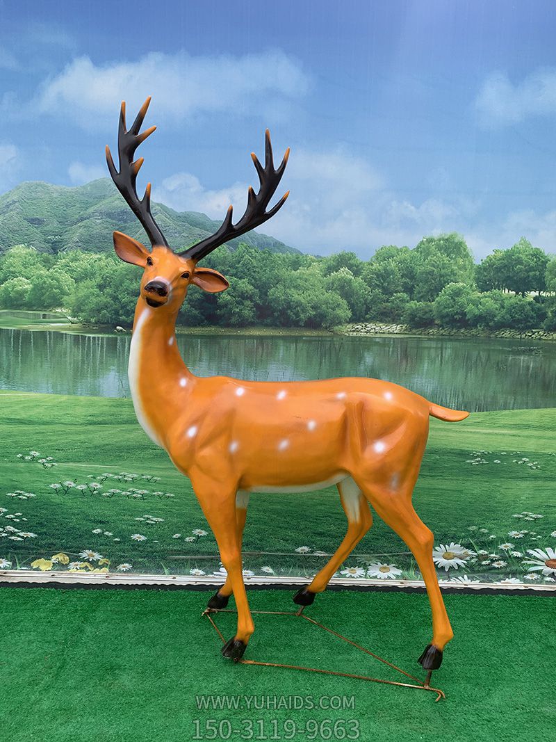 公園草坪創(chuàng )意玻璃鋼鹿雕塑
