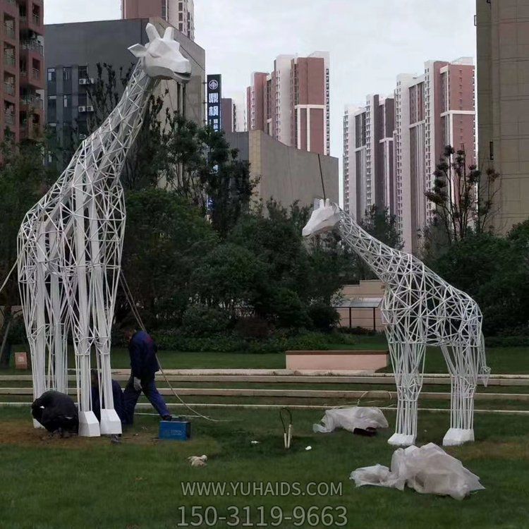 廣場(chǎng)大型不銹鋼鏤空幾何抽象金屬鏤空長(cháng)頸鹿雕塑