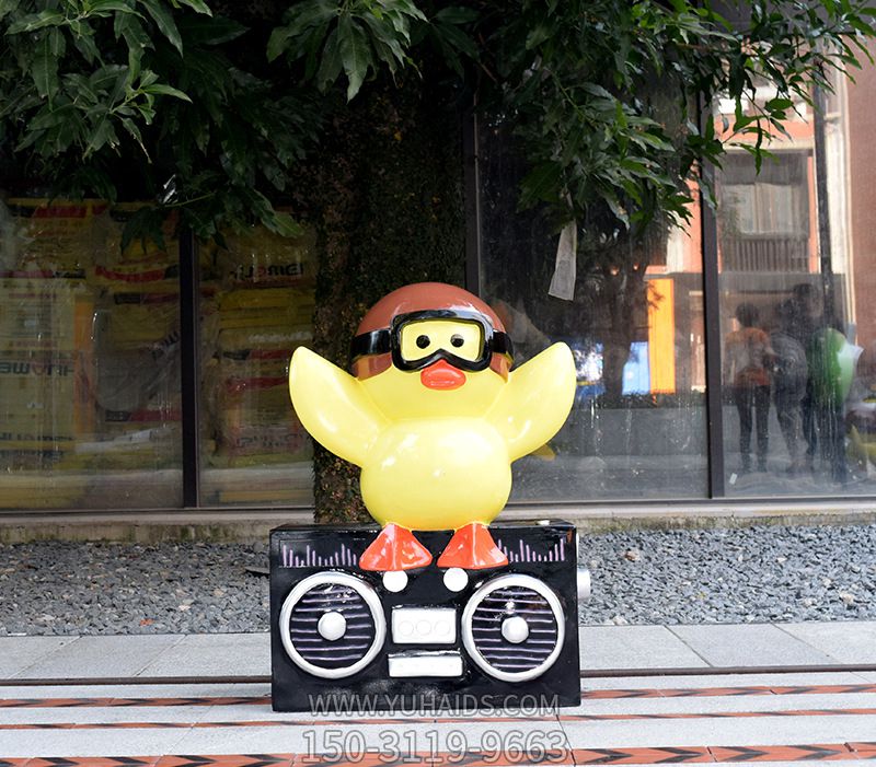 街道公園擺放聽(tīng)音樂(lè )的玻璃鋼彩繪雞雕塑