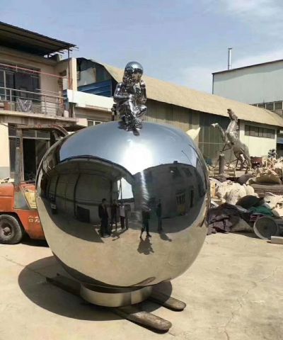 不銹鋼鏡面小朋友坐著(zhù)上面的球體雕塑