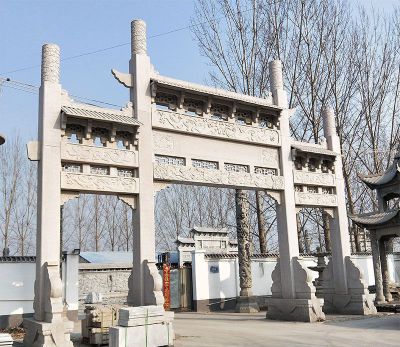 新農村口擺放三門(mén)石牌坊石雕