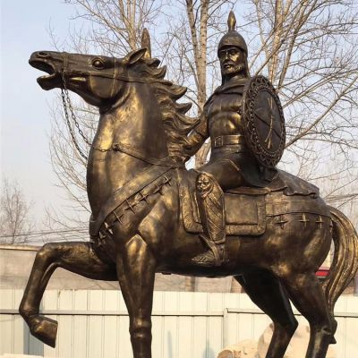 西方古代的騎馬士兵銅雕，手持盾牌騎馬身上的西方戰士