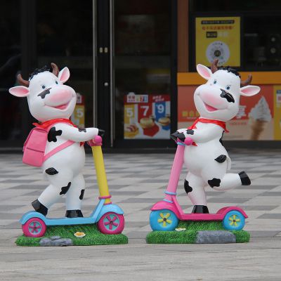 城市街道一對滑板車(chē)的玻璃鋼牛雕塑