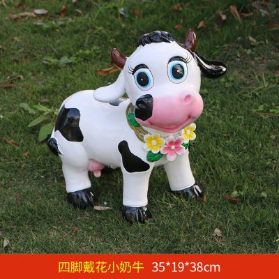 游樂(lè )場(chǎng)一只四腳戴花的玻璃鋼牛雕塑