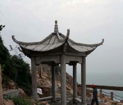 海邊觀(guān)景區擺放簡(jiǎn)易休息涼亭