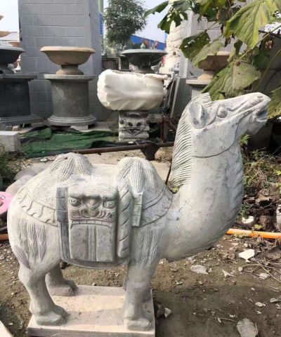 公園擺放的吃樹(shù)葉的青石石雕創(chuàng  )意駱駝雕塑