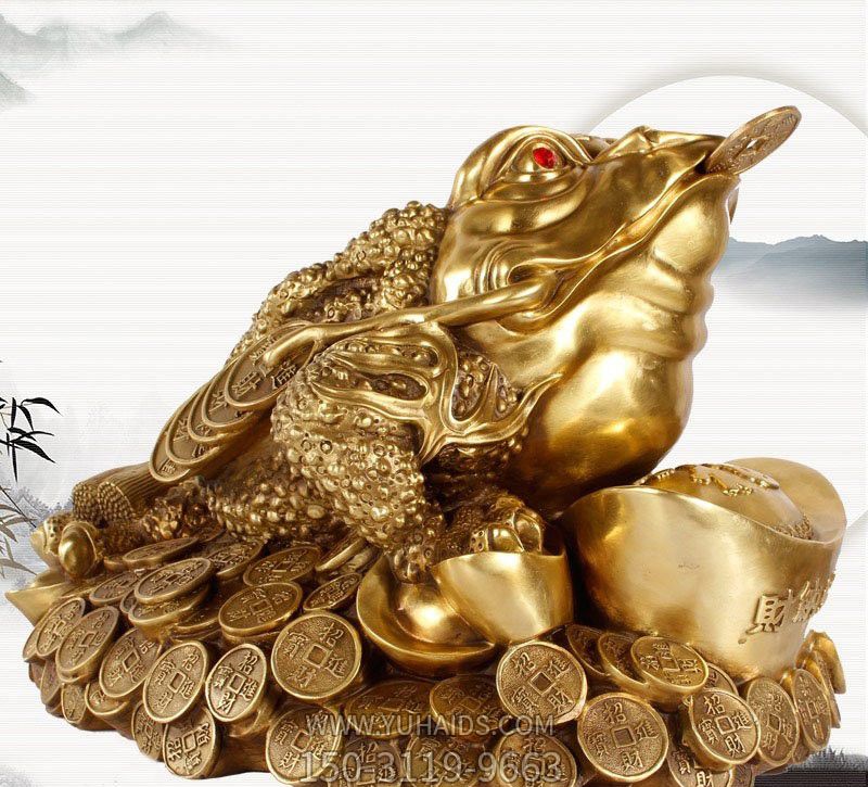 商場(chǎng)里擺放的帶元寶的金色玻璃鋼創(chuàng )意金蟾雕塑