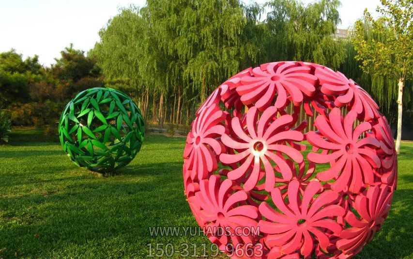 公園草坪創(chuàng )意童趣粉色鏤空球雕塑