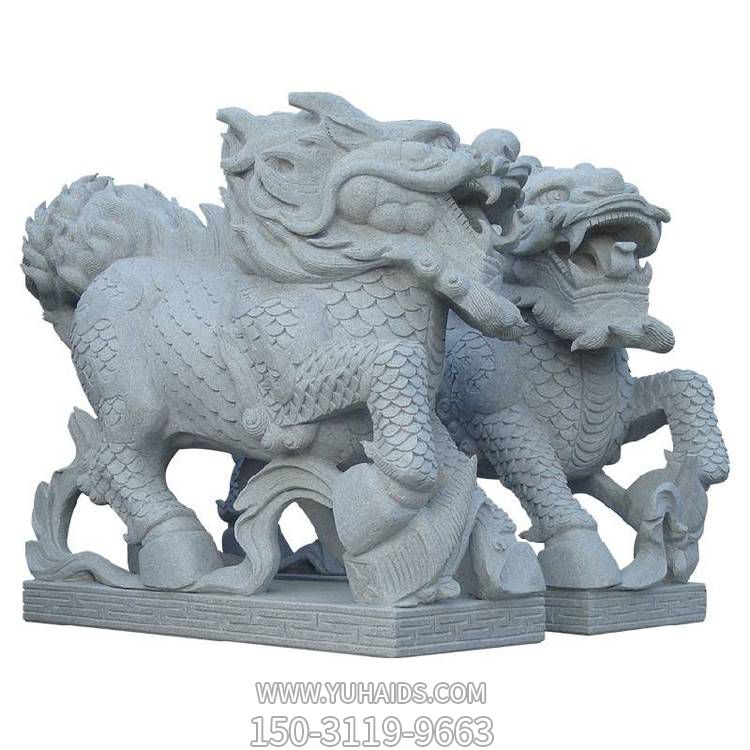 酒店別墅門(mén)口擺放一對青石雕刻麒麟神像雕塑