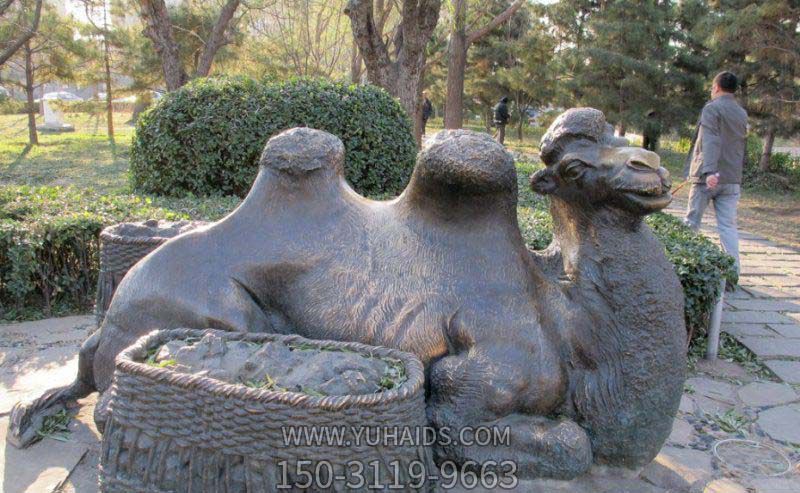 公園里擺放的休息的玻璃鋼創(chuàng )意駱駝雕塑