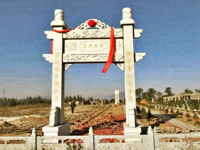 花崗巖單門(mén)簡(jiǎn)易墓地擺放石牌坊