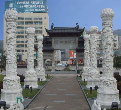 景區小鎮古建筑門(mén)樓盤(pán)龍柱