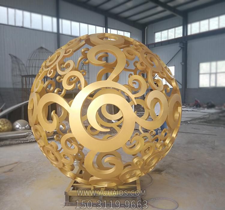 街道創(chuàng )意不銹鋼金色鏤空球雕塑