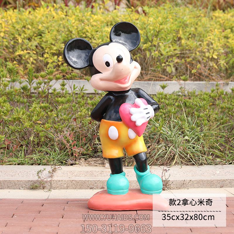 電影院一只拿著(zhù)愛(ài)心的玻璃鋼米老鼠雕塑