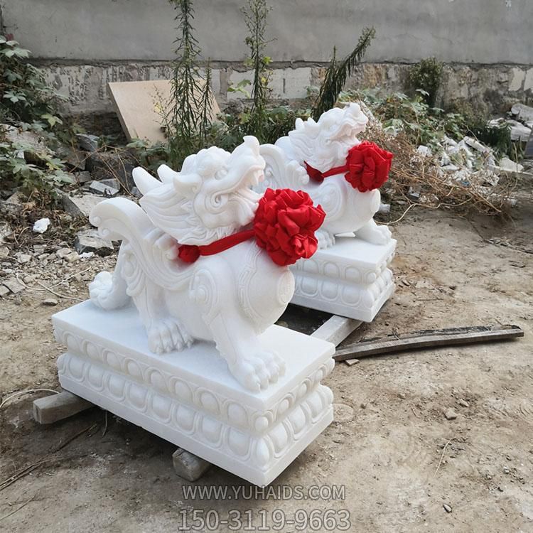 大門(mén)口擺放漢白玉浮雕麒麟雕塑