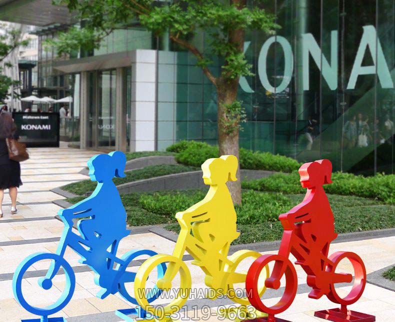 商場(chǎng)戶(hù)外擺放抽象小女孩騎單車(chē)雕塑
