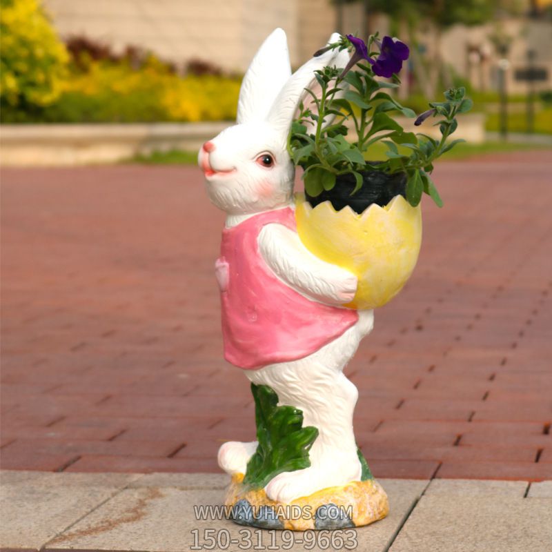 戶(hù)外草坪玻璃鋼背著(zhù)花盆滴兔子雕塑