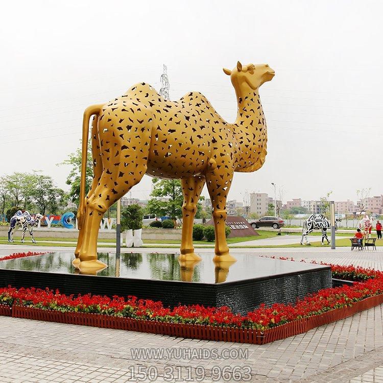 酒店廣場(chǎng)擺放不銹鋼鏤空噴漆駱駝水池景觀(guān)雕塑