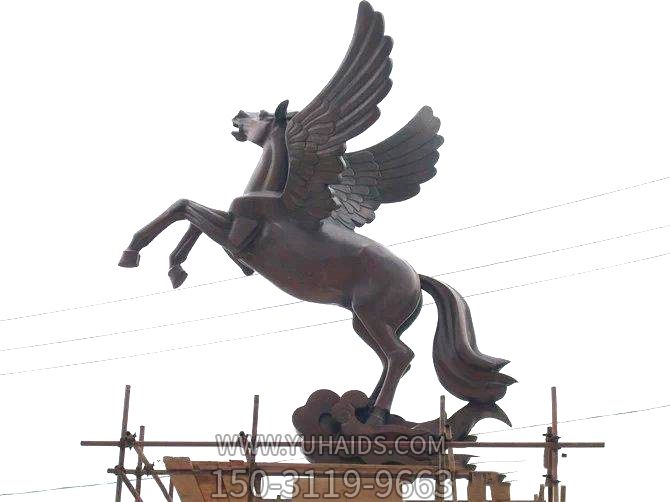 廣場(chǎng)上擺放的腳踩祥云的玻璃鋼創(chuàng )意飛馬雕塑