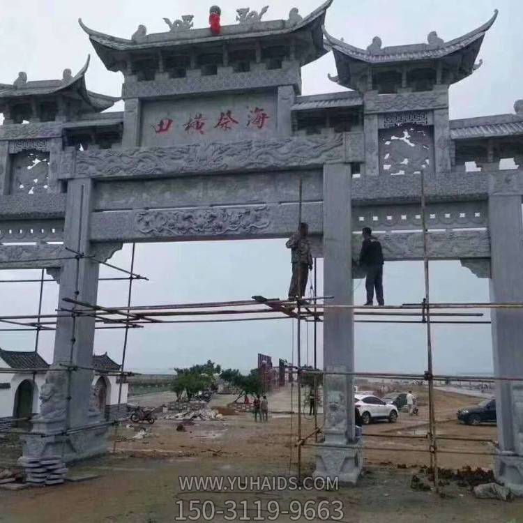 農村村口擺放青石雕刻門(mén)樓牌坊雕塑