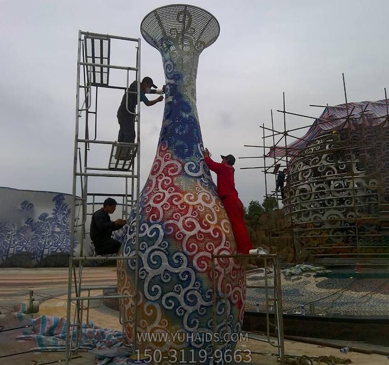 觀(guān)光園林草坪鏤空彩繪不銹鋼花瓶雕塑