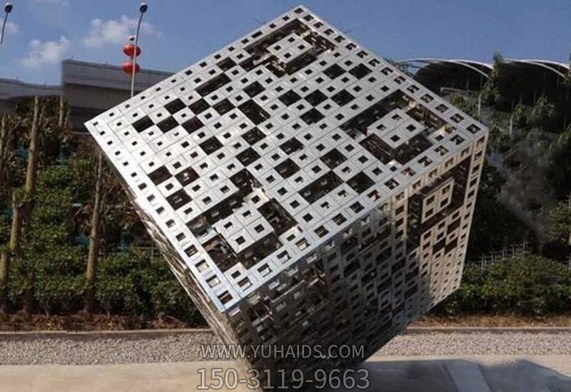 公園創(chuàng )意不銹鋼網(wǎng)格魔方雕塑