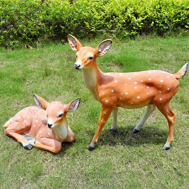 公園草坪創(chuàng )意玻璃鋼彩繪仿真動(dòng)物鹿雕塑
