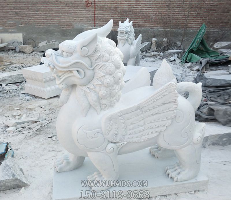 景區里擺放的一只行走的漢白玉石雕創(chuàng )意獨角獸雕塑