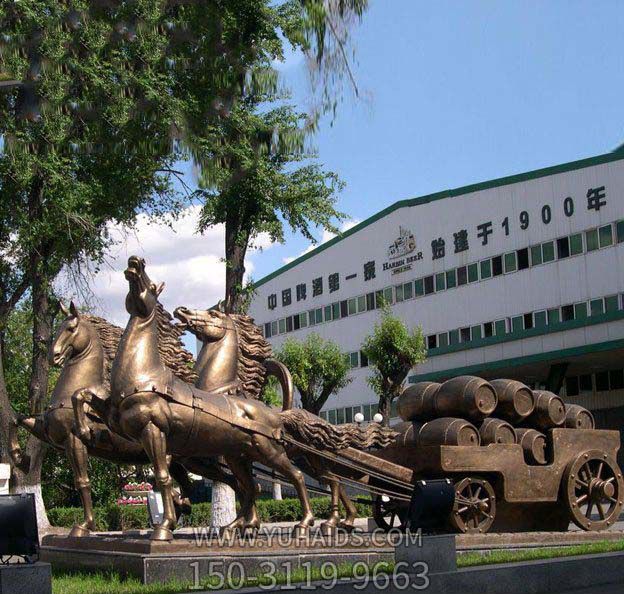 企業(yè)廣場(chǎng)鑄造純銅漆金馬車(chē)拉木桶馬車(chē)雕塑